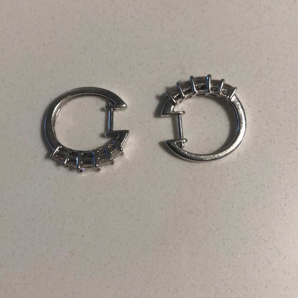 DIAMOND EARRINGS SET IN WHITE GOLD